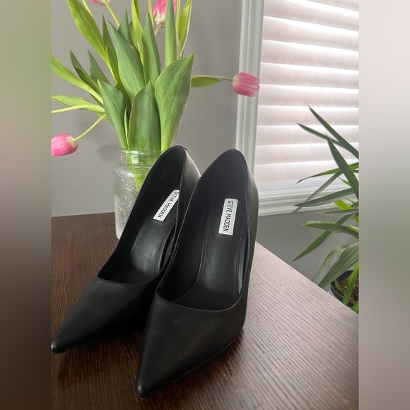 Black professional and sexy Steve Madden heels. Almost new! - Picture 3 of 4